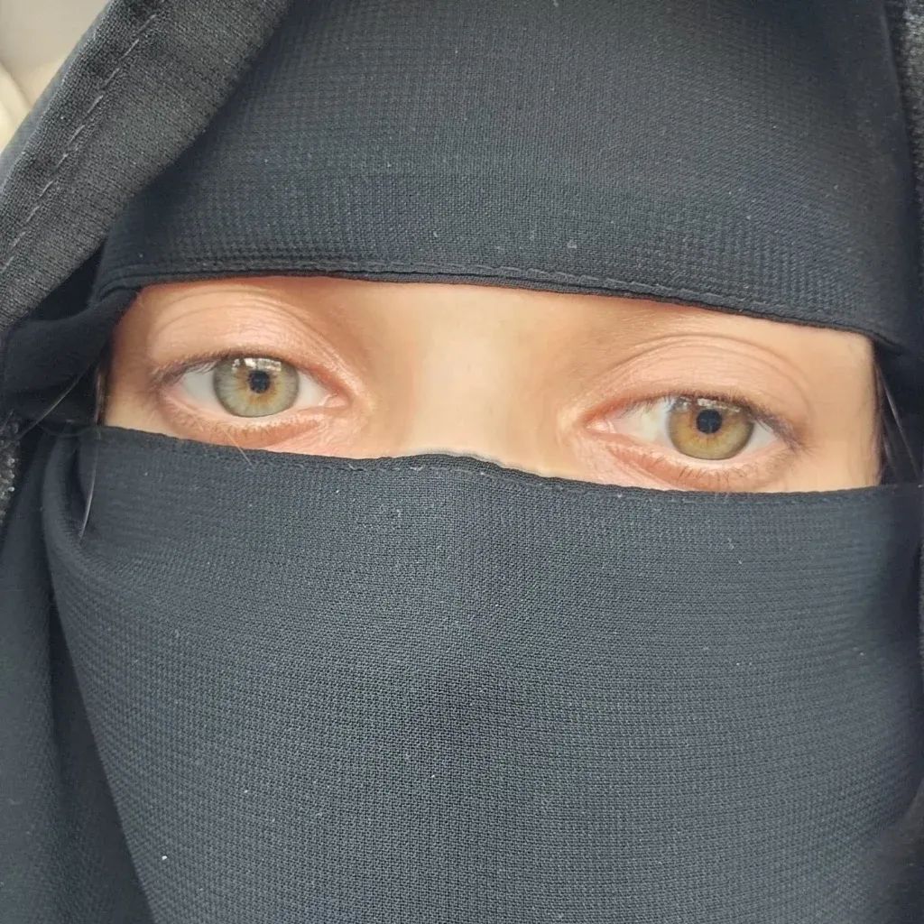 Amna M