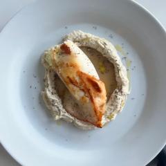 Calamaro ripieno, la sua salsa e cremoso di fagioli