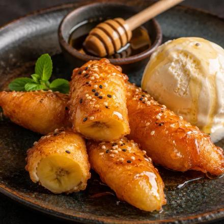 Gebackene Banane mit Honig und Vanilleeis