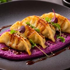 Trio von Gyoza mit lila Süßkartoffelpüree