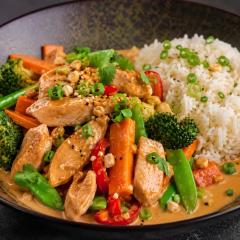 Wok-Hähnchen mit cremiger Erdnusssauce