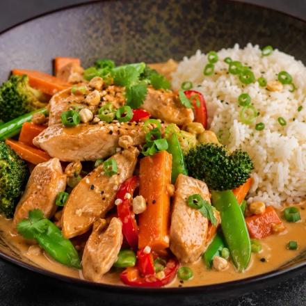 Wok-Hähnchen mit cremiger Erdnusssauce