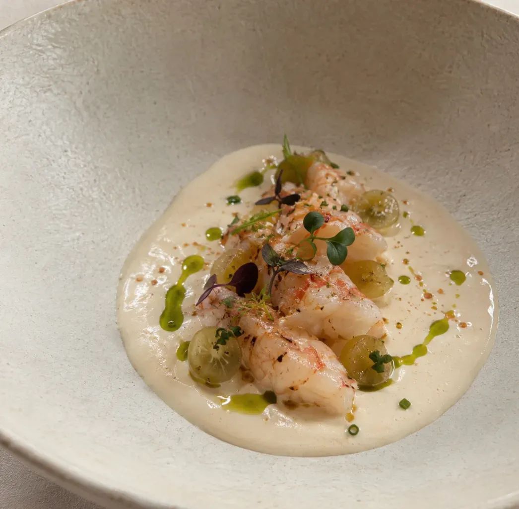 Gamba blanca, ajoblanco de almendra y uva encurtida.
