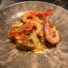 Ravioli de pollo asado con Beurre Blanc y Gambas