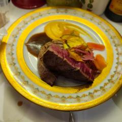 FILET DE BOEUF JUS CORSÉ MELANGE DE FRUITS ET LEGUMES SAISON