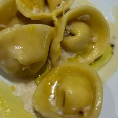 Cacio e pepe tortellini, lemon essence