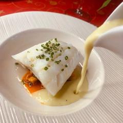 Merluza con crema de puerros y picadillo de gambas y mejillones.