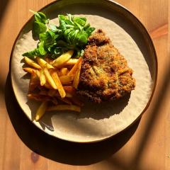Cachopito de ternera y su guarnición.