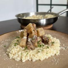 Risotto de parmesano c/ chicharrones.