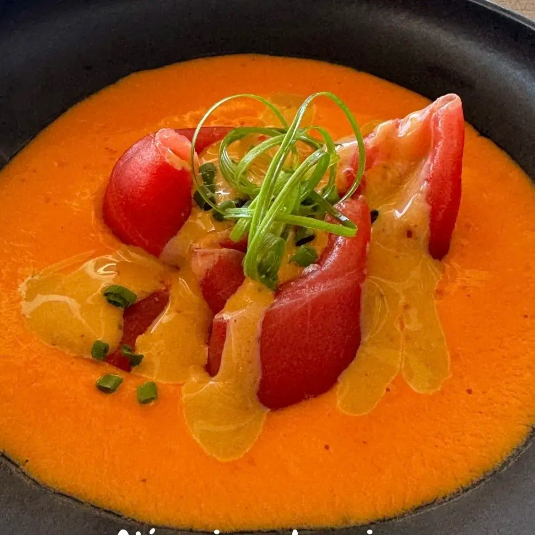 gazpacho de aguacate y tarta de gambas