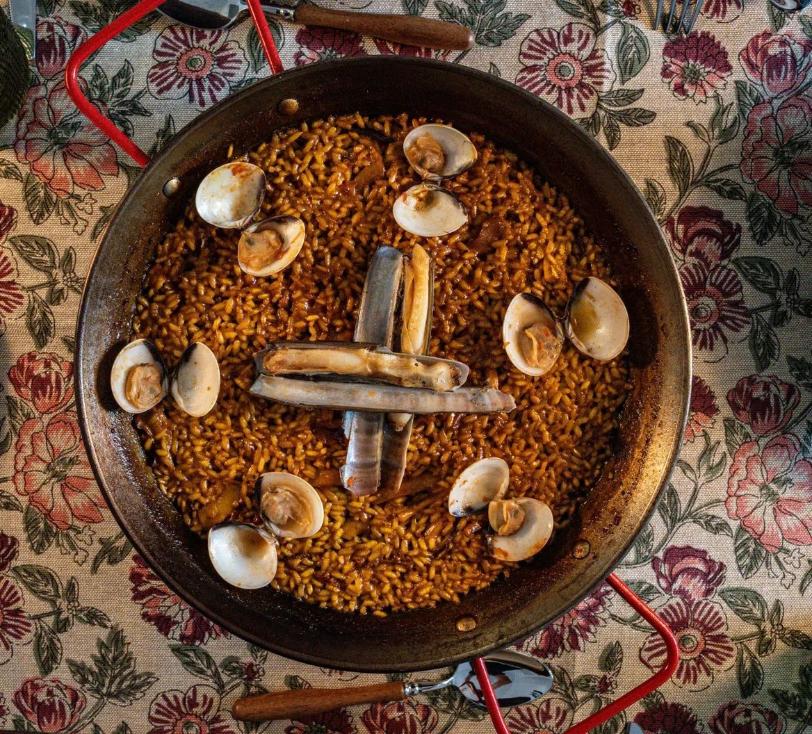 Paella de gamba roja, navajas y mejillones