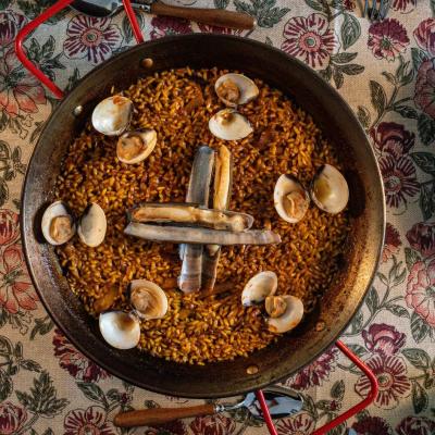 Paella de gamba roja, navajas y mejillones
