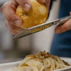 Spaghetti di Gragnano, vongole, timo, limone
