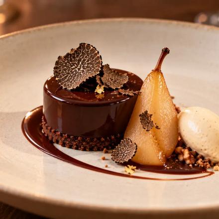 Dessert Signature Chocolat noir · poire · truffe Crémeux chocolat noir, poire fondante, croustillant aux noix et touche subtile de truffe.