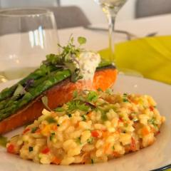Risotto de azafrán con salmón y esparragos