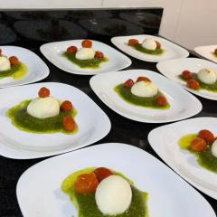 buratta com tomate cofit e pesto de mangericao