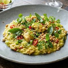 Risotto Thai au poulet , citron vert et cacahuète