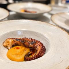 pulpo marcado sobre parmentier de pimentón y toque de miso