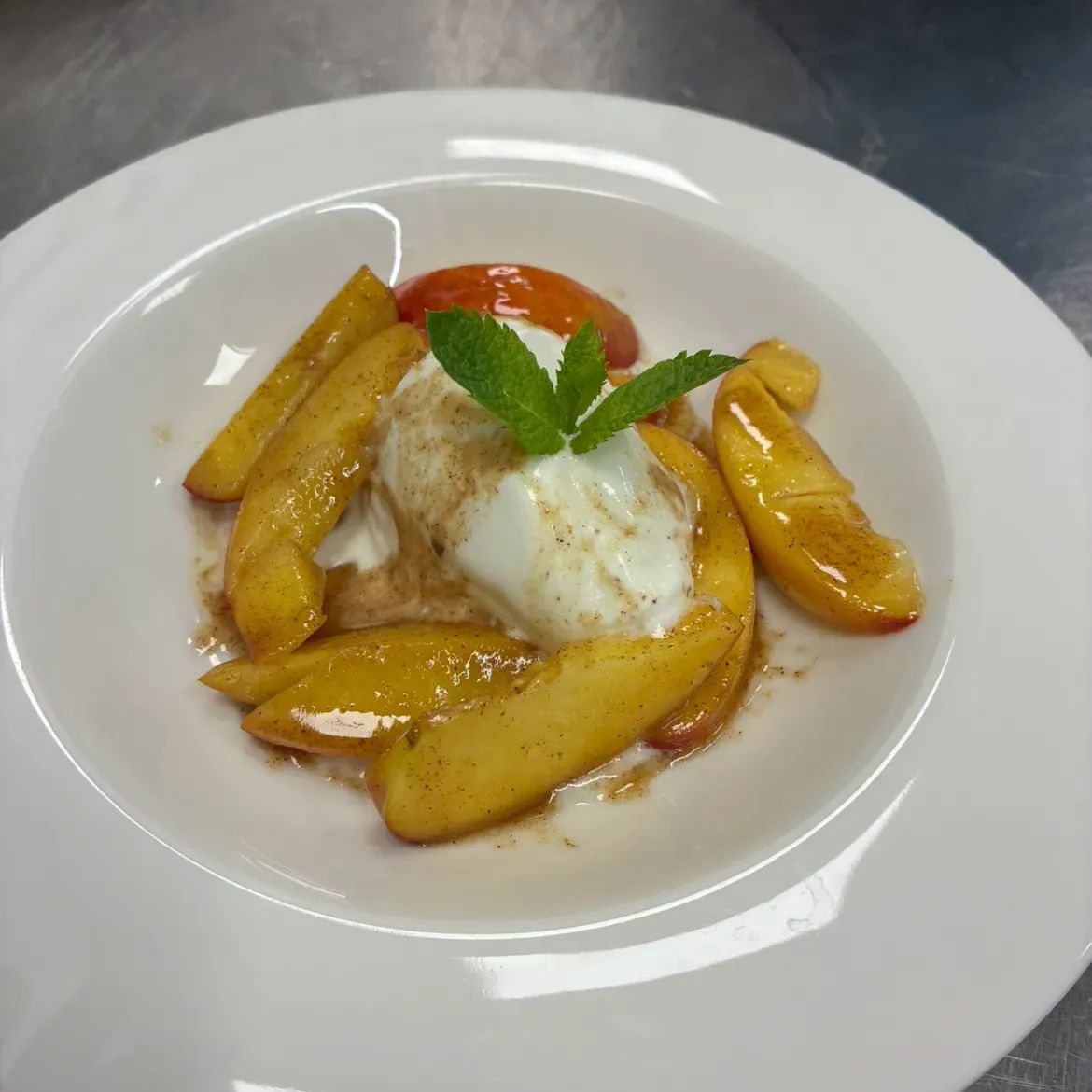 Pesca asada con gelato artigianale al cardamomo