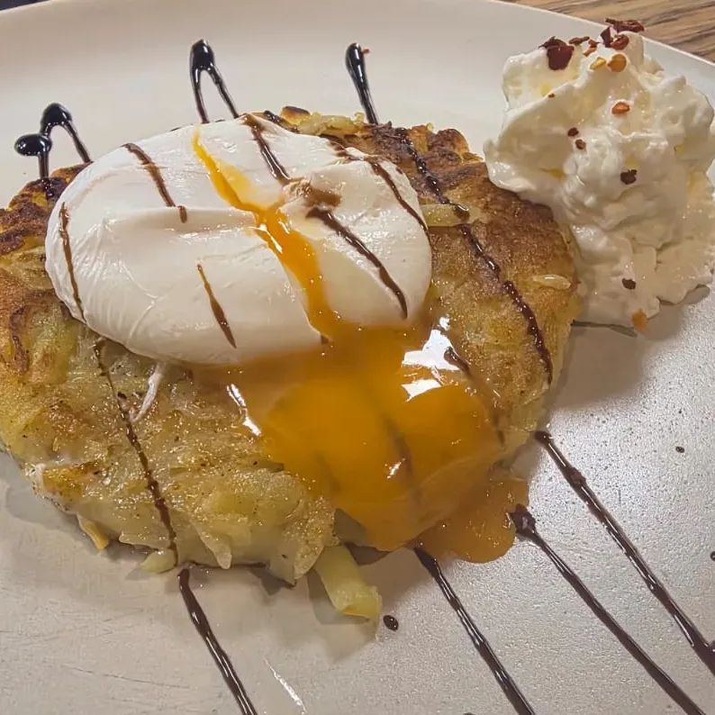 medaglione di rösti di patate con uovo poché e spuma di formaggio