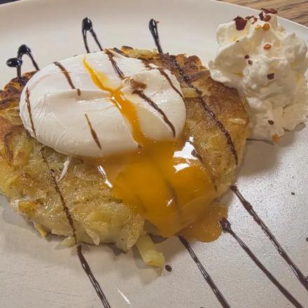 medaglione di rösti di patate con uovo poché e spuma di formaggio