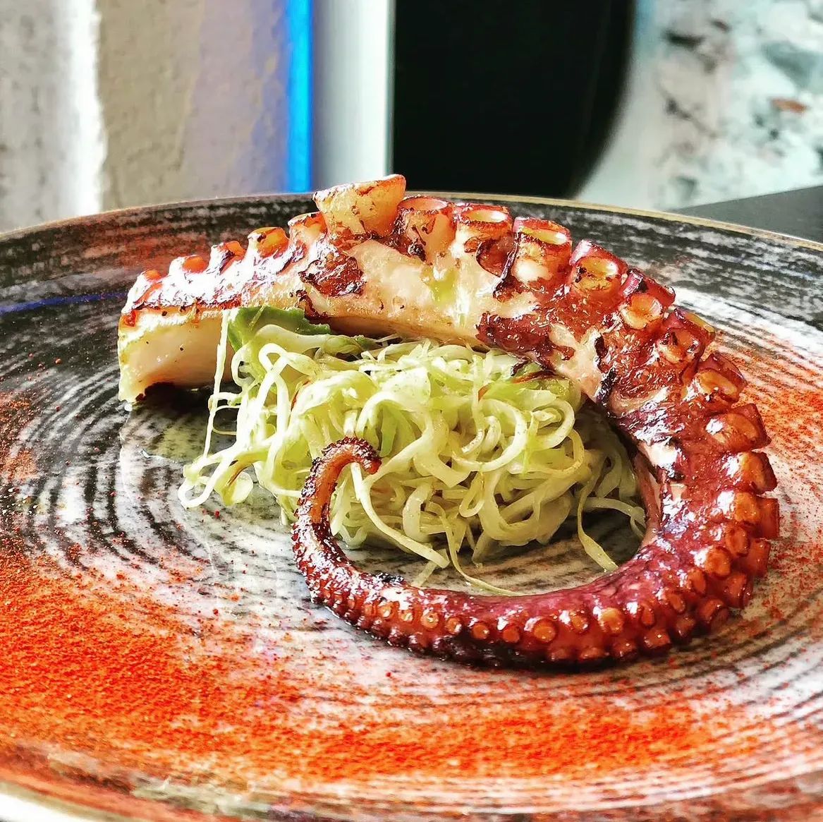 polpo alla griglia con insalata di cavolo