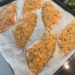 Lubina con costra de almendra y especias.