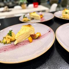 Tarta de queso acompañado de coulis de mango con helado de fresa