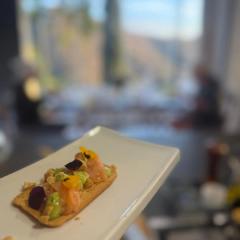 Tostas con Salmón ahumado y una crema ligera de aguacate