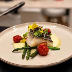 Bacalao con una crema fina de coliflor y verduras de temporada