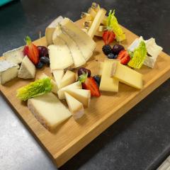 Planche de Fromages Affinés & Fruits Frais