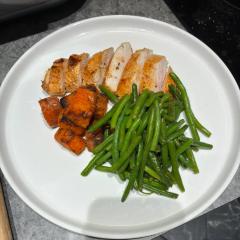 Suprême de Volaille Grillé & Légumes Rôtis