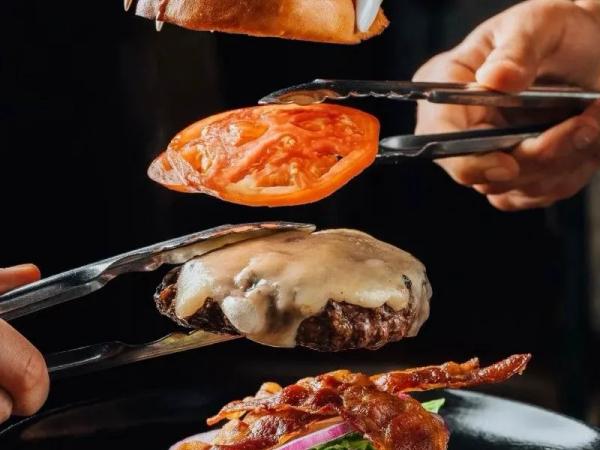 The Ultimate Burger Masterclass: Smashed Beef & Crispy Chicken